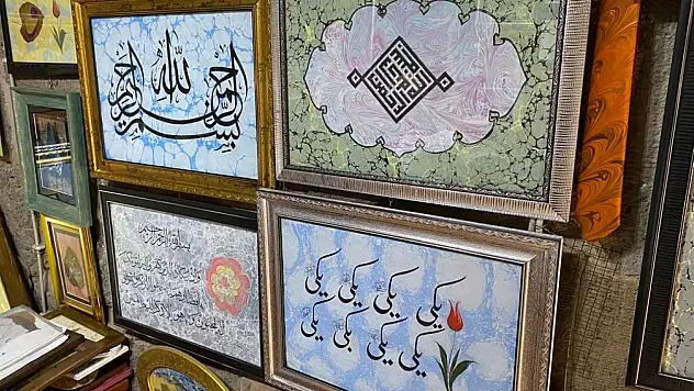 Kaligrafi sanatını icra ediyor