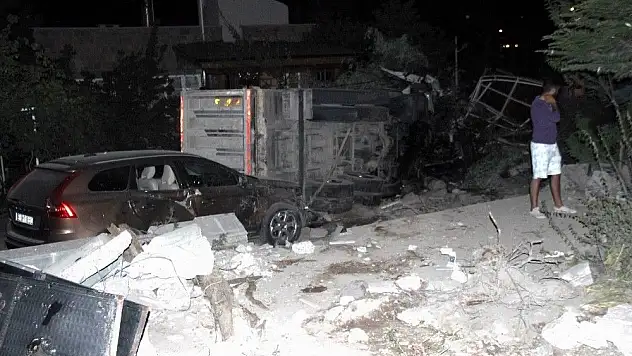 Park halindeki bir araca çarpıp yan yattı