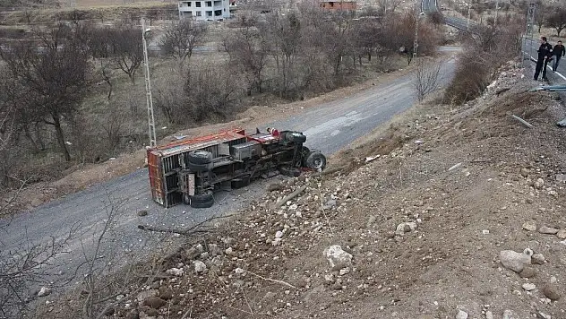 Kamyon şarampole yuvarlandı: 3 yaralı