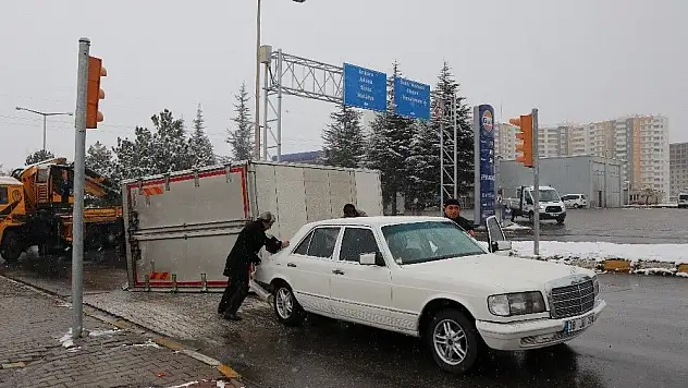 Kamyonet, kırmızı ışıkta bekleyen otomobilin üstüne devrildi