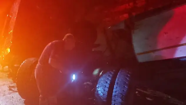 Kamyonet şarampole devrildi! Sürücünün eşi hayatını kaybetti