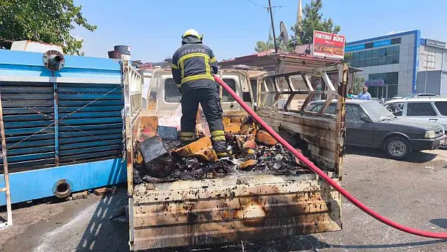 Kamyonetin kasasında yangın