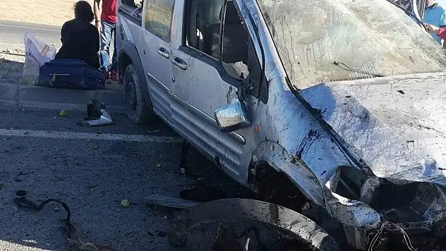 Kamyonetin takla attığı kazadan yaralı kurtuldular