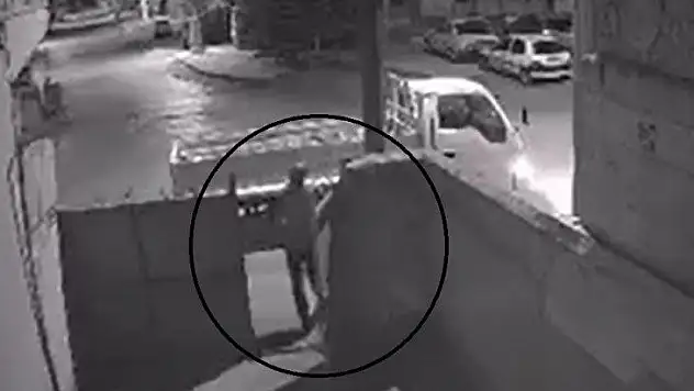 Demir kapıyı çaldıktan sonra kaçtılar