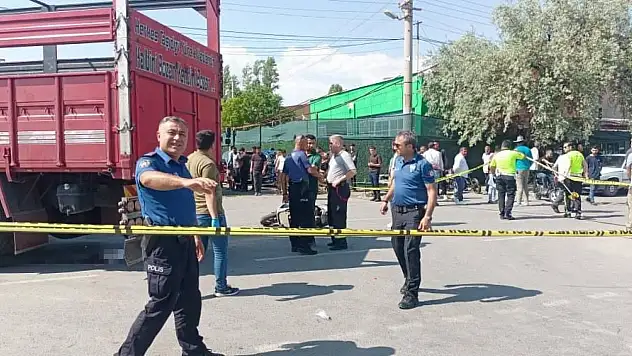Kamyonla çarpışan motosiklet sürücüsü genç adam hayatını kaybetti
