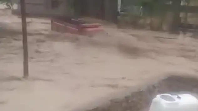 Kamyonu sele kapılmıştı…