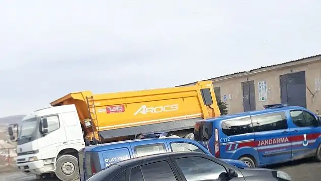 Kamyonun altında kalan işçi hayatını kaybetti