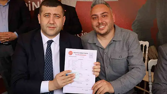 Kapalı Kale'nin Orkestra şefi MHP'ye katıldı, üye kaydını da Baki Ersoy yaptı