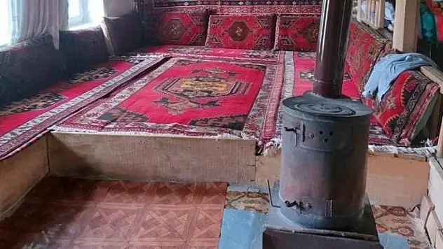 Duvarı delip 500 bin TL'lik halı ve kilim çaldı!