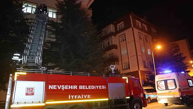 Kulaklıkla uyuyan yaşlı kadın, komşularını ve ekipleri endişelendirdi