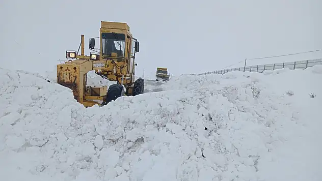 'Kar' mesaisi: Açılan yol yine kapandı!