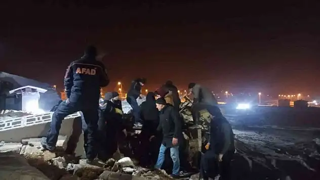 Kar nedeniyle ahır çöktü