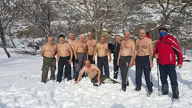 Kar yağdı, kaplanlar kar banyosu yaptı