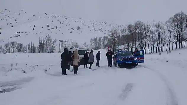 Öğretmenleri taşıyan servis kara saplandı