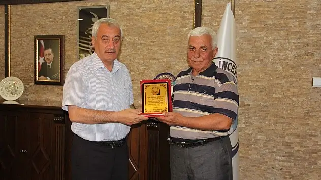 Karamustafa Paşa Muhtarından Başkan Karayol'a Plaket
