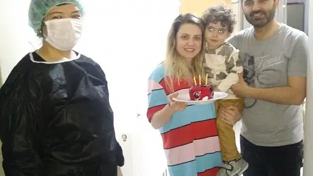 Karantinadaki çiftin evlilik yıldönümünü görevliler kutladı