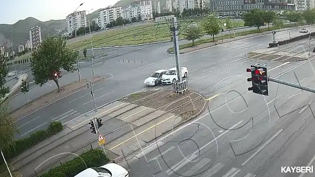Kararsız kaldı kazaya neden oldu