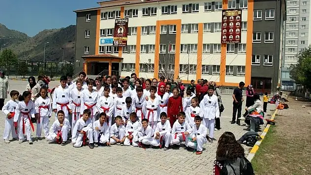 Karate kursu için okula gelen öğrenciler spor salonunun kapısı açılmayınca mağdur oldu