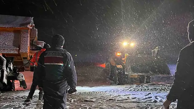 Kar küreme aracı bile mahsur kaldı!