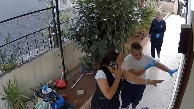 Adana'da kargocu merdivenden düşen yaşlı kadını kurtardı