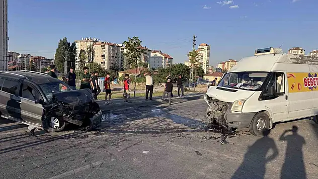 Direksiyon hakimiyetini kaybedip karşı şeride daldı! 1'i ağır 2 yaralı