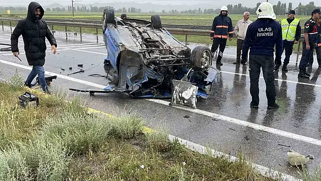 Karşı şeride geçti, iki araca çarpan otomobil takla attı