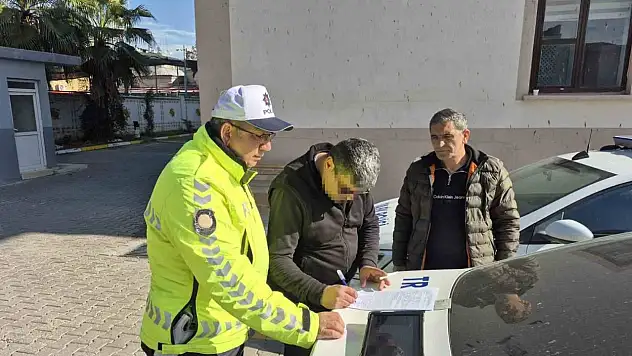 Kaskla cam kırdı, ehliyeti kaptırdı!