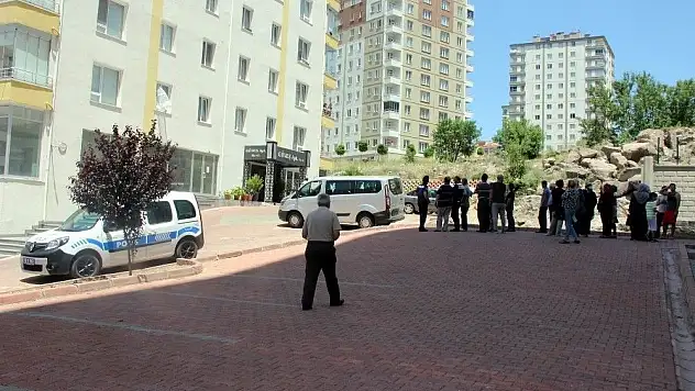 Son dakika...13. kattan düşen genç kız hayatını kaybetti!