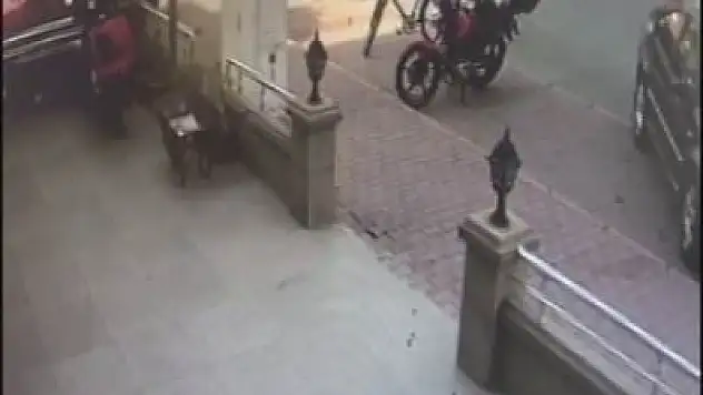 Kavşakta meydana gelen kaza güvenlik kamerasına yansıdı