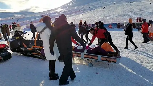 Yaralanan turiste jandarma koştu