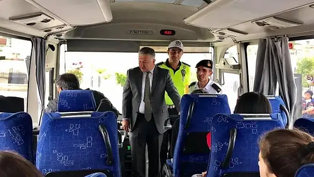 Kaymakam Duru, polis ve jandarma ile birlikte öğrenci servislerini denetledi
