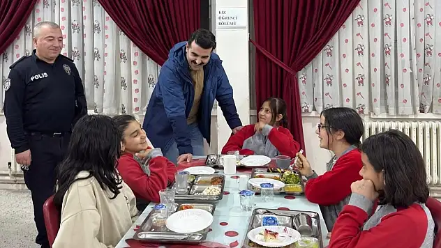 Kaymakam öğrencilerle iftar sofrasında buluştu