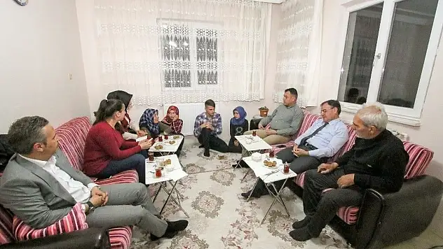 Kaymakam Sezen ve Başkan Özdoğan iftarını görsel ailesi ile açtı
