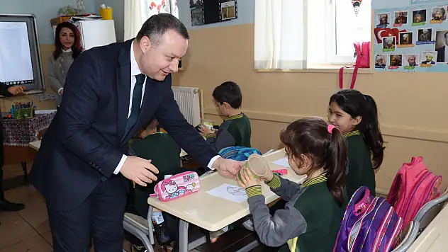 Kaymakam ve Belediye Başkanı çocukların avucuna emanet etti