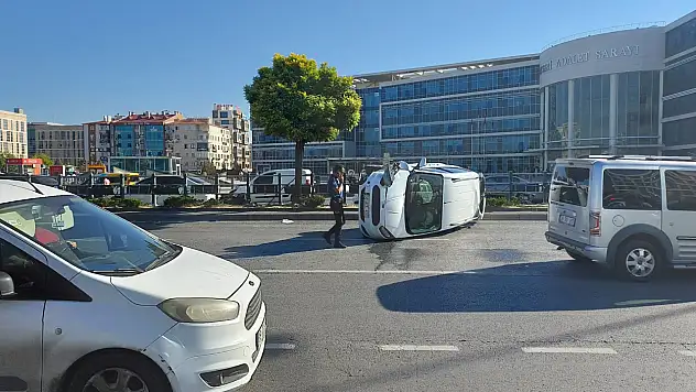 Kayseri Adliyesi önünde araç yan yattı! Sürücü hastaneye kaldırıldı