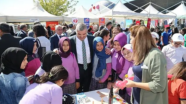 Kayseri Bilim Merkezi'ni de Bilim Şenliği'ni de sevdi
