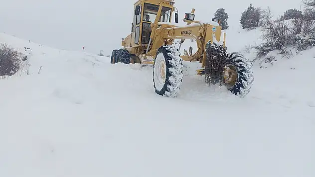 Kayseri Büyükşehir Belediyesi'nden gece mesaisi! 72 yol açıldı