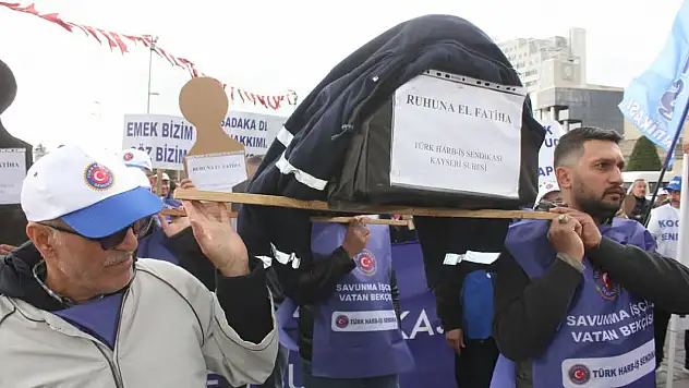 Kayseri Cumhuriyet Meydanı'nda tabut gezdirdiler