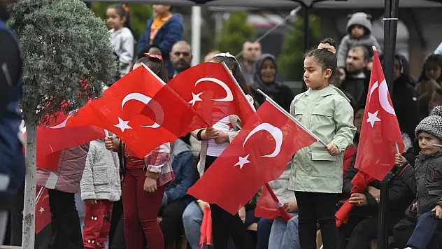 Kayseri Cumhuriyet Meydanı'nda dikkat çeken an! Hep bir ağızdan İzmir Marşı'nı söylediler