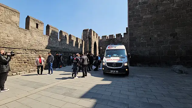 Kayseri Cumhuriyet Meydanı'nda hareketli dakikalar! Bakın kale surlarına ne için çıkmış?