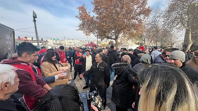 Kayseri Cumhuriyet Meydanında iki Başkan için lokma dağıtıldı