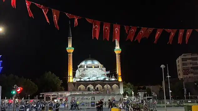 Kayseri'de saat 00.13'te tüm camilerden aynı anda yükseldi