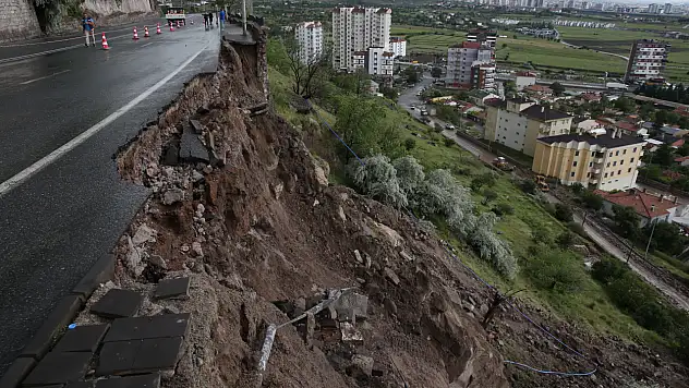 Kayseri'de 10 metrelik istinat duvarı çöktü!