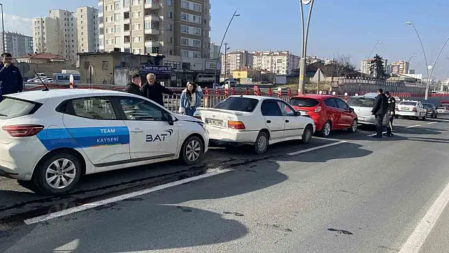 10 otomobil birbirine girdi! Yaralılar var...