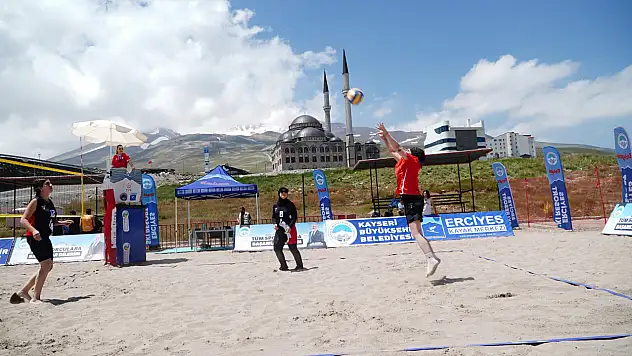 Kayseri'de 2 bin rakımda plaj voleybolu! Kazanan belli oldu