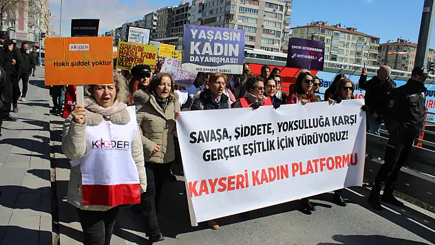 Kayseri'de 300 kadın Cumhuriyet Meydanı'na yürüdü...