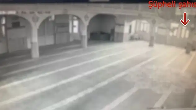 Önce namaz kıldı sonra camiyi soydu!