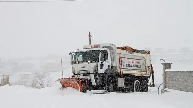 Kayseri'de 60 mahalle yoluna kar engeli