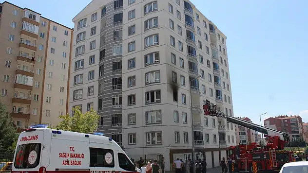Kayseri'de 9 katlı binada yangın : 1'i çocuk 3 kişi son anda indirildi!