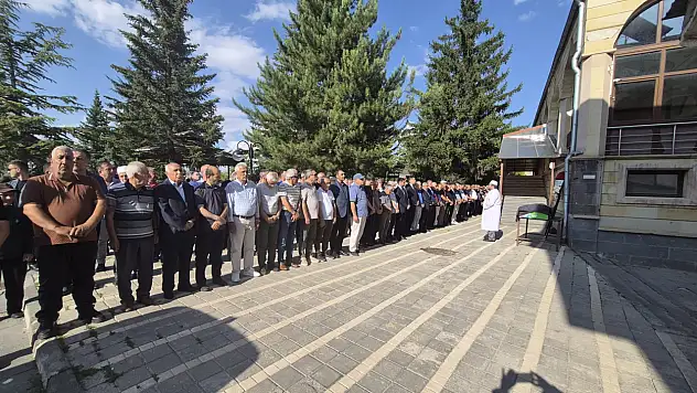 Kayseri'de Abdullah Arık'a son veda! Özgür Özel çelenk gönderdi